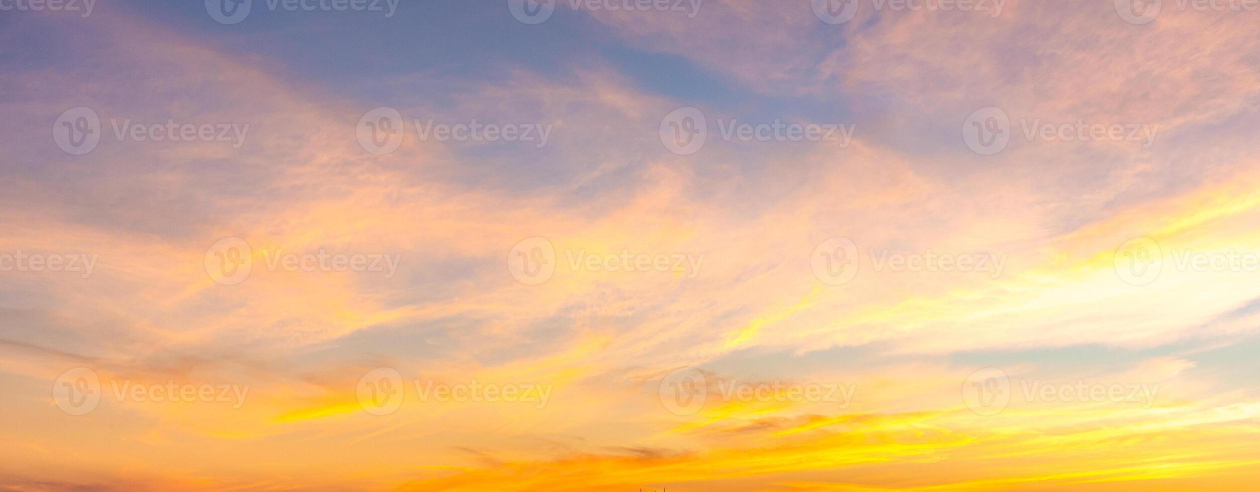 gouden lucht de gouden oranje gloed van de zonsondergang. kleurrijk lucht in winter. foto