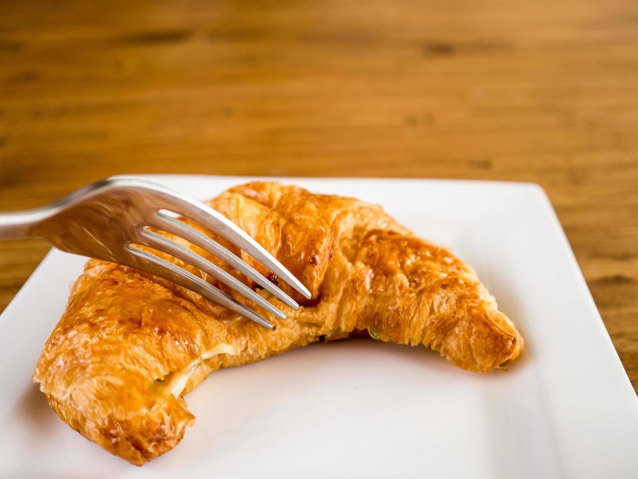 ham kaas croissant geserveerd op tafel. foto