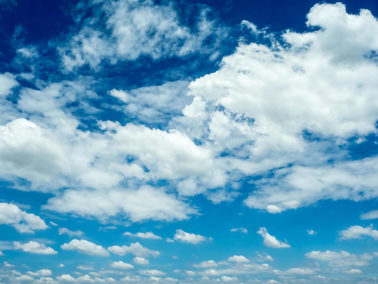 levendige blauwe lucht met een groep wolken. foto