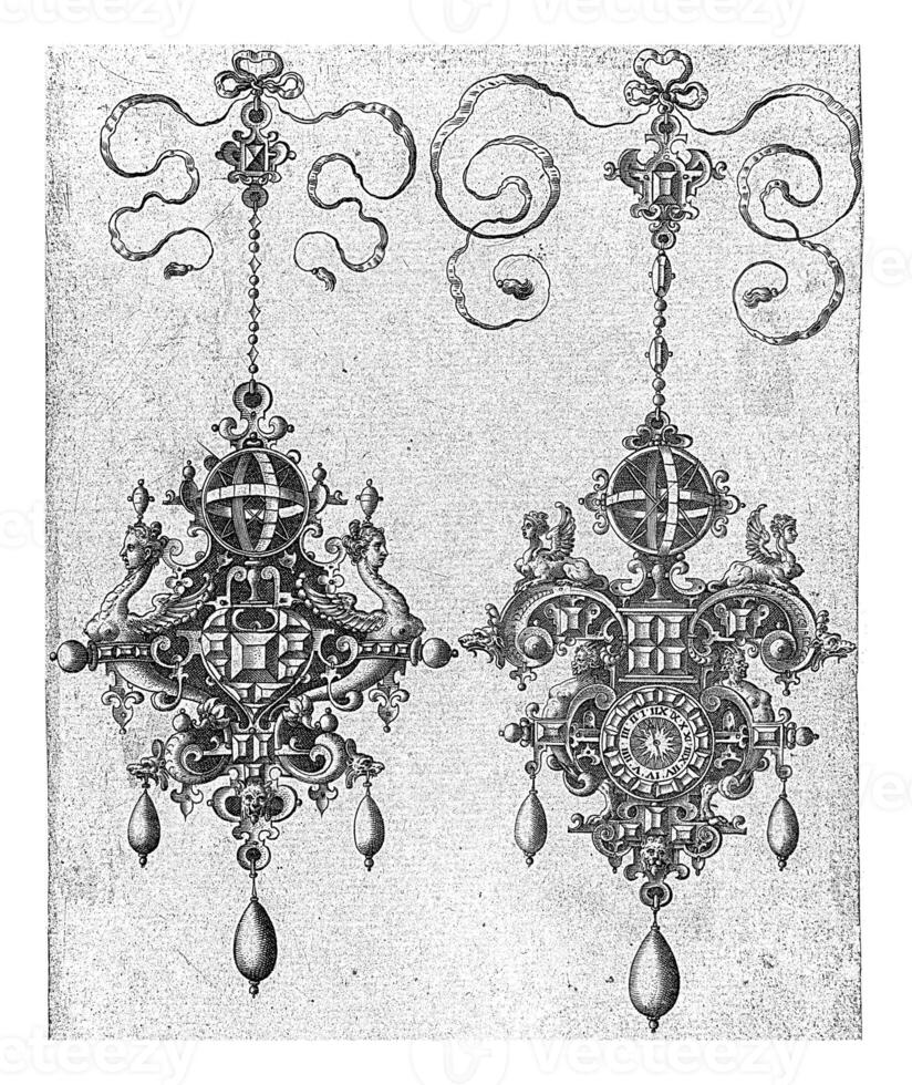 twee hangers met zonnewijzer, anoniem, 1581 foto