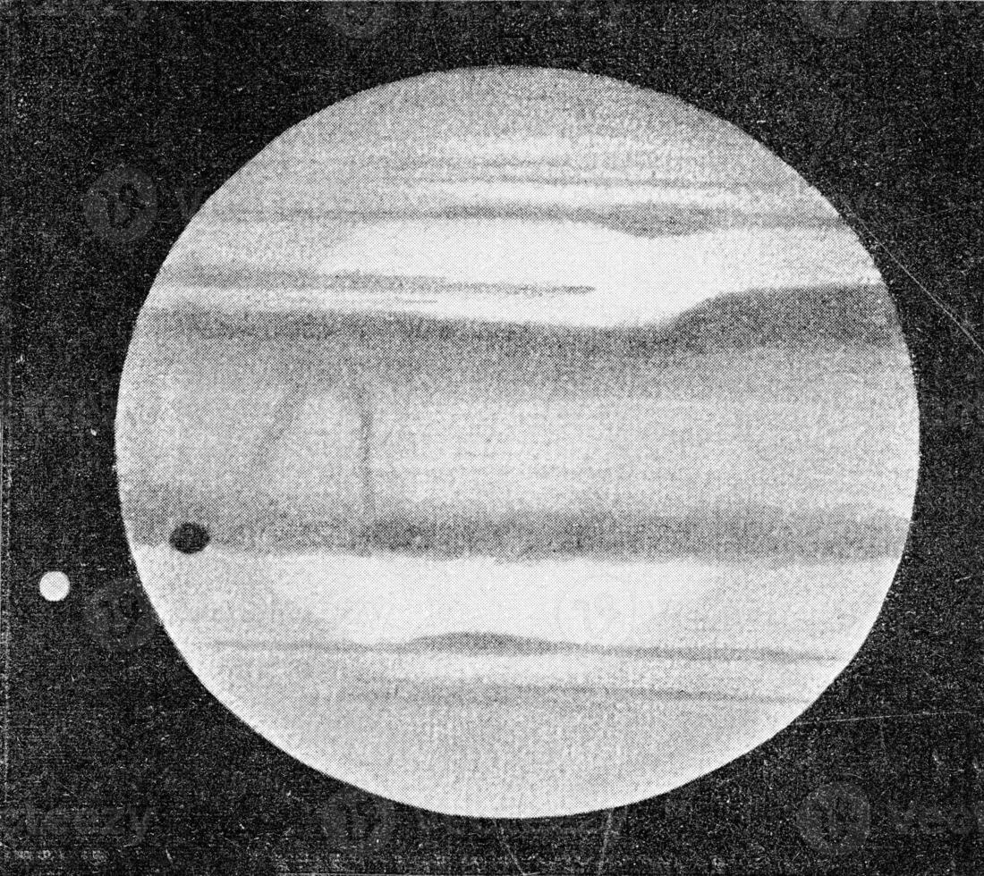 Jupiter met een van zijn vijf manen van wie schaduw is zichtbaar Aan de planeet, wijnoogst gravure. foto