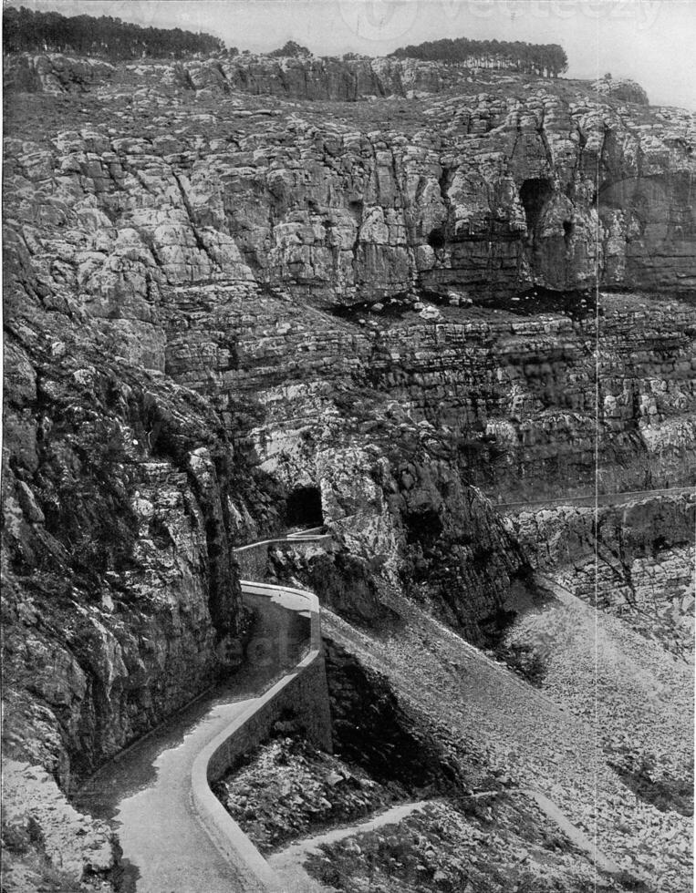 berg weg met hol tunnels in gestratificeerd rotsen in de buurt constantijn, wijnoogst gravure. foto