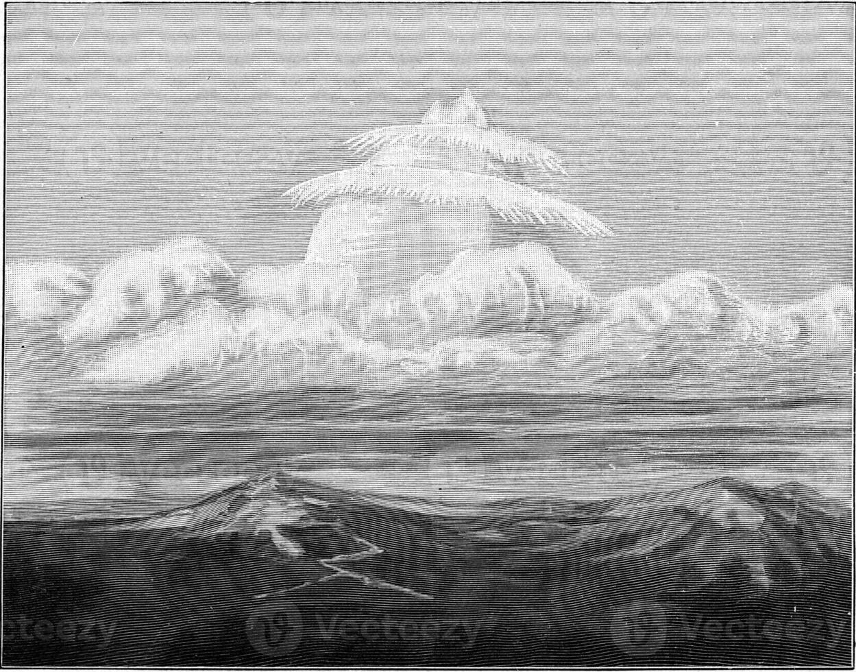 wees gegroet wolk over- de julian Alpen opgemerkt in Venetië Aan april 27, 1895, wijnoogst gravure. foto