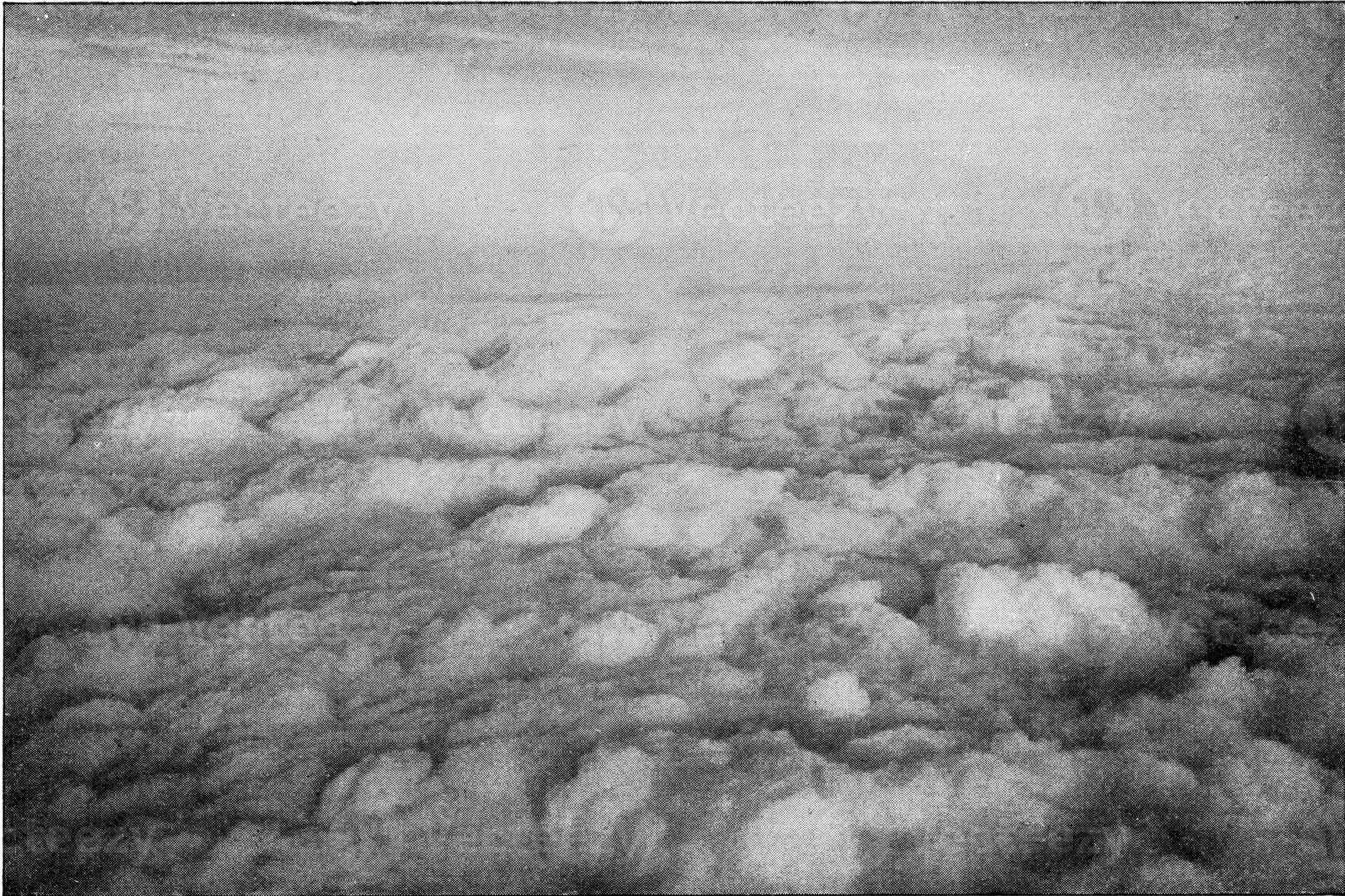 zee van wolken gezien van een ballon, wijnoogst gravure. foto