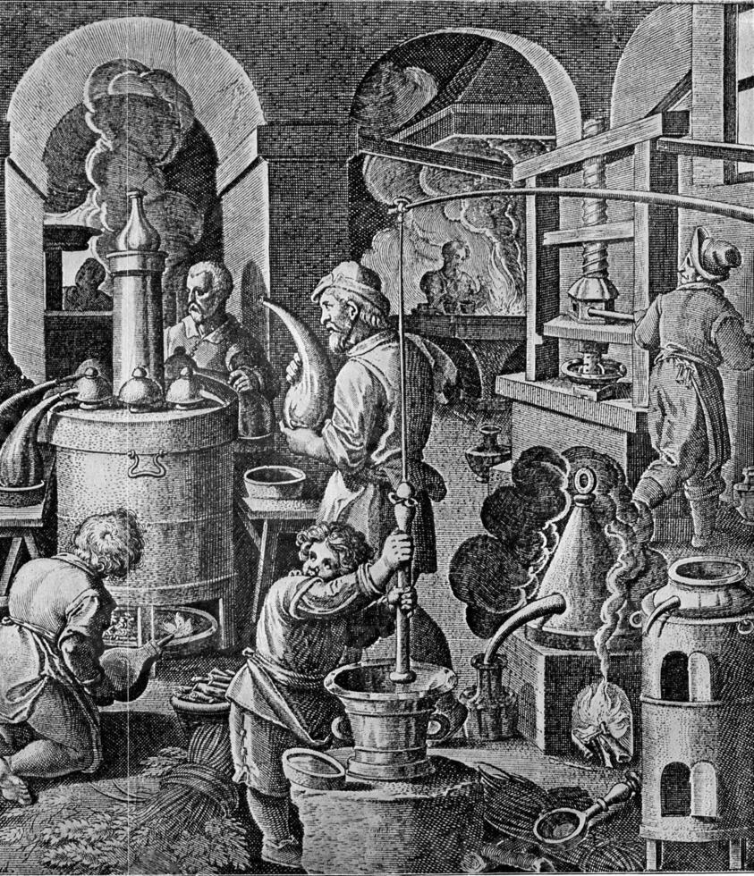 een distilleerderij in de zestiende eeuw, wijnoogst gravure. foto