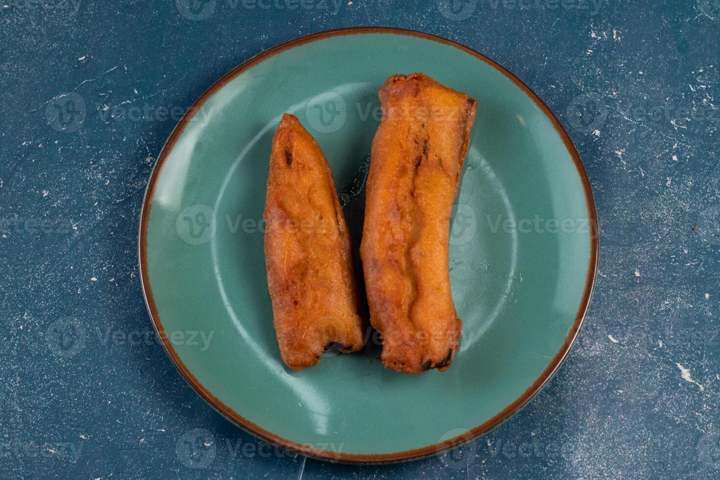 diep gebakken eierplant pakora of begonneni geserveerd in een schotel geïsoleerd Aan achtergrond top visie van Indisch en Bengaals voedsel foto