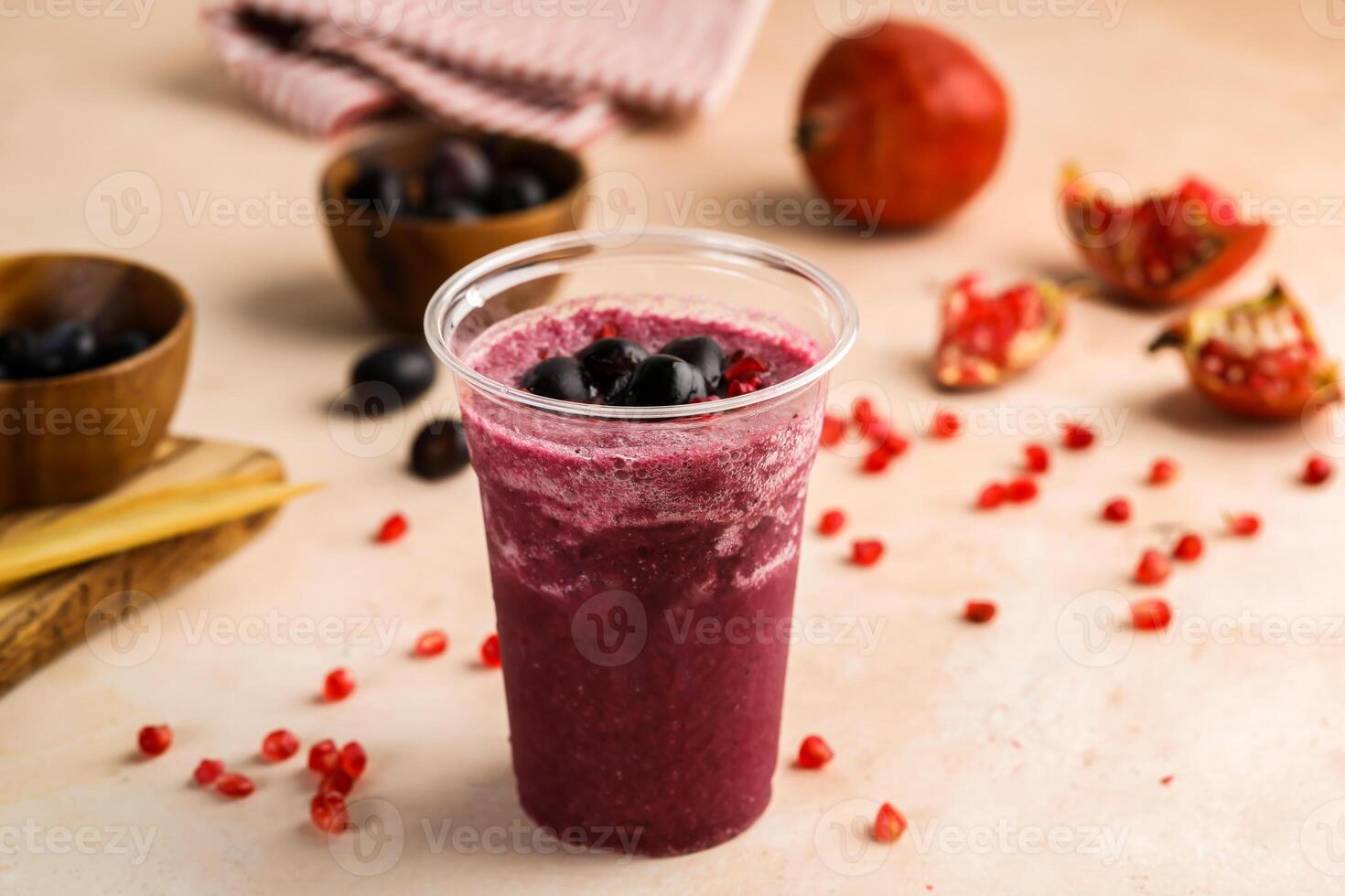 druif en granaatappel cocktail sap met rauw fruit geserveerd in glas geïsoleerd Aan tafel top visie van gezond ochtend- drinken foto