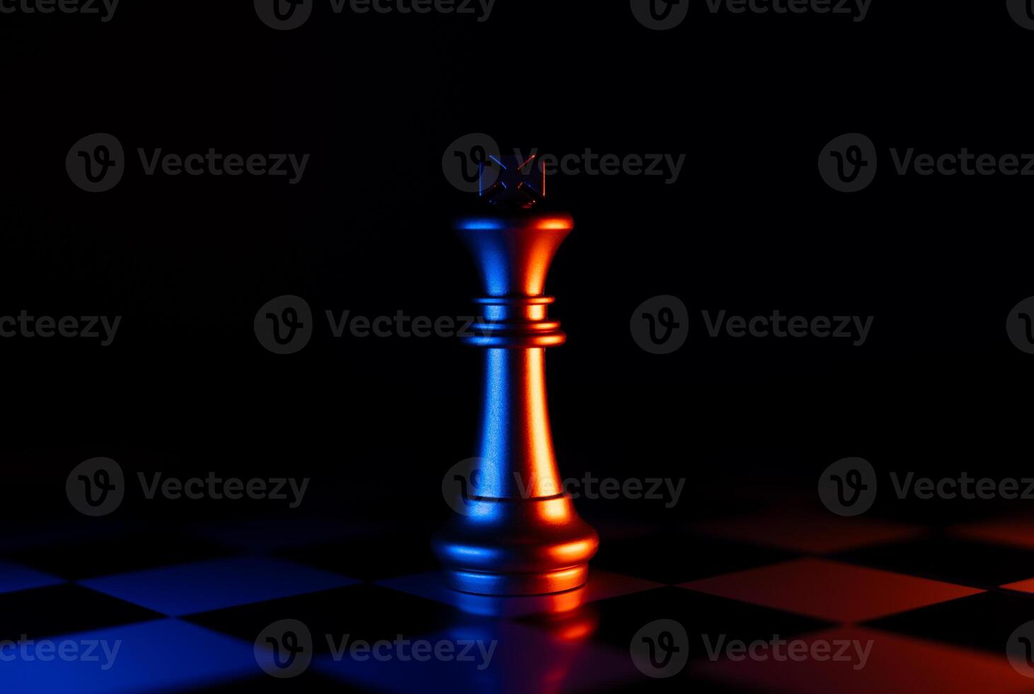 gouden schaakkoning staat alleen op het schaakbord foto