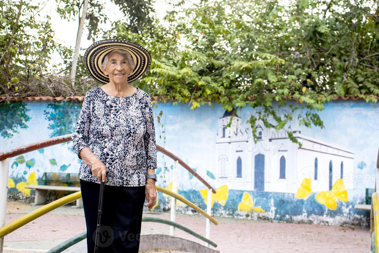 senior vrouw toerist Bij de macondo lineair park in aracataca de geboorteplaats van de Colombiaanse literatuur nobel prijs Gabriel garcia marquez foto