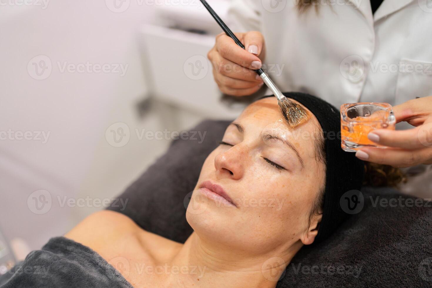 Bijsnijden schoonheidsspecialist toepassen behandeling Aan cliënt gezicht foto
