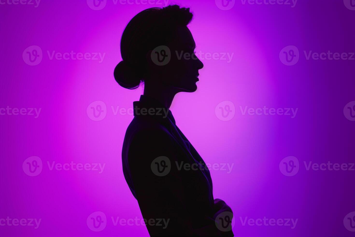 ai gegenereerd silhouet van een middelbare leeftijd zakenvrouw tegen Purper achtergrond foto