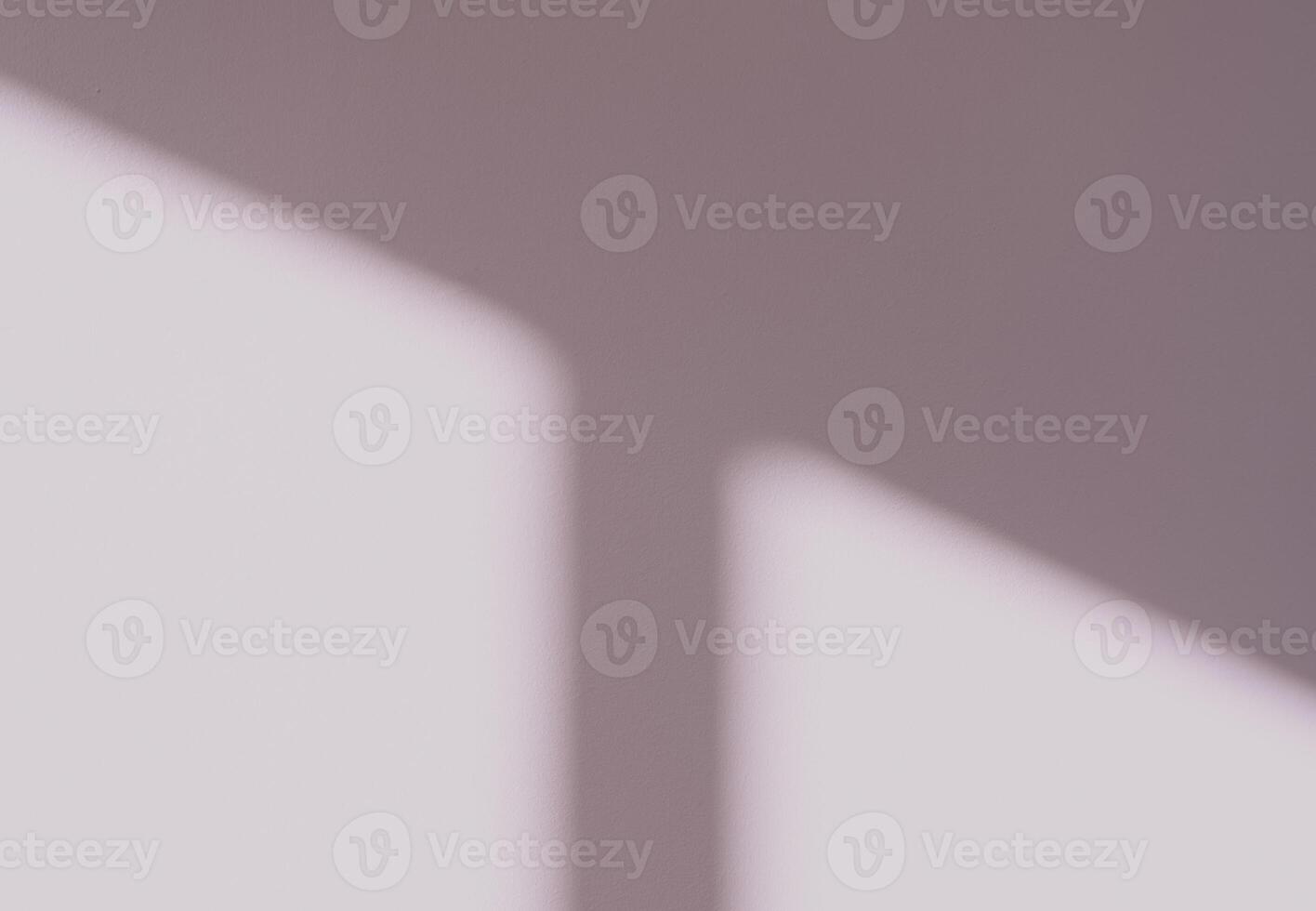 roze beton structuur muur achtergrond met licht, bladeren schaduw, leeg beige studio cement kamer met zonlicht reflecteren Aan perzik kleur verf, achtergrond voor lente zomer Product ontwerp presentatie foto