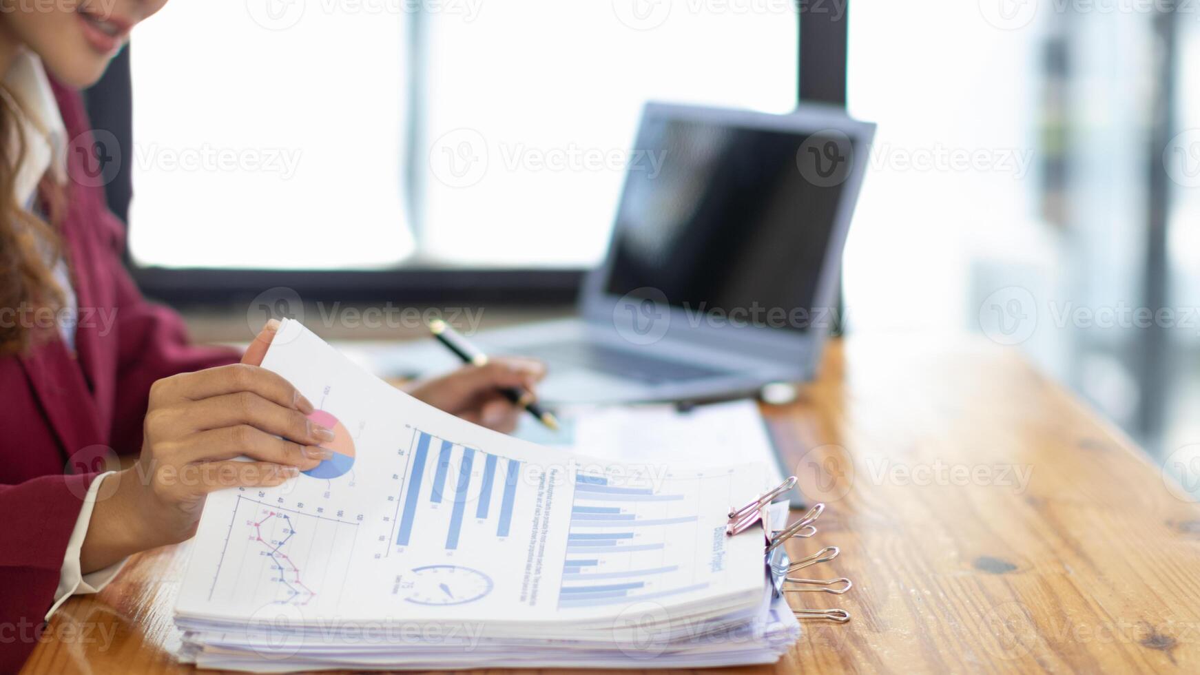 secretaris is zoeken door stapel van belangrijk documenten Aan kantoor tafel leveren hen naar manager voor presentatie in tijd Bij ontmoeting. concept van moeilijkheid vinden informatie van aambeien van document foto