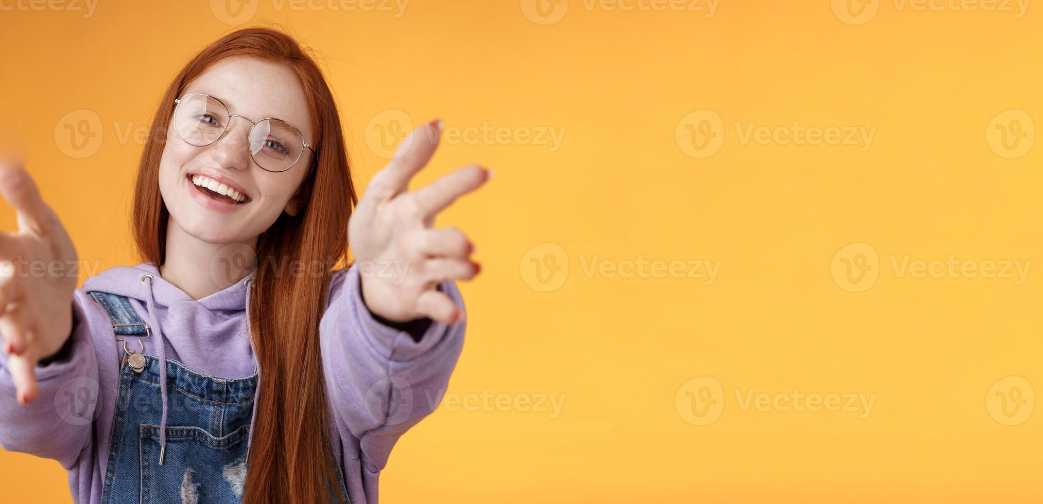 komen hier laat uitstel. aantrekkelijk dwaas vriendelijk gelukkig glimlachen roodharige vrouw rekken armen camera grijp Product wil ik strak vriendschap knuffels grijnzend omarmen knuffelen besties, oranje achtergrond foto