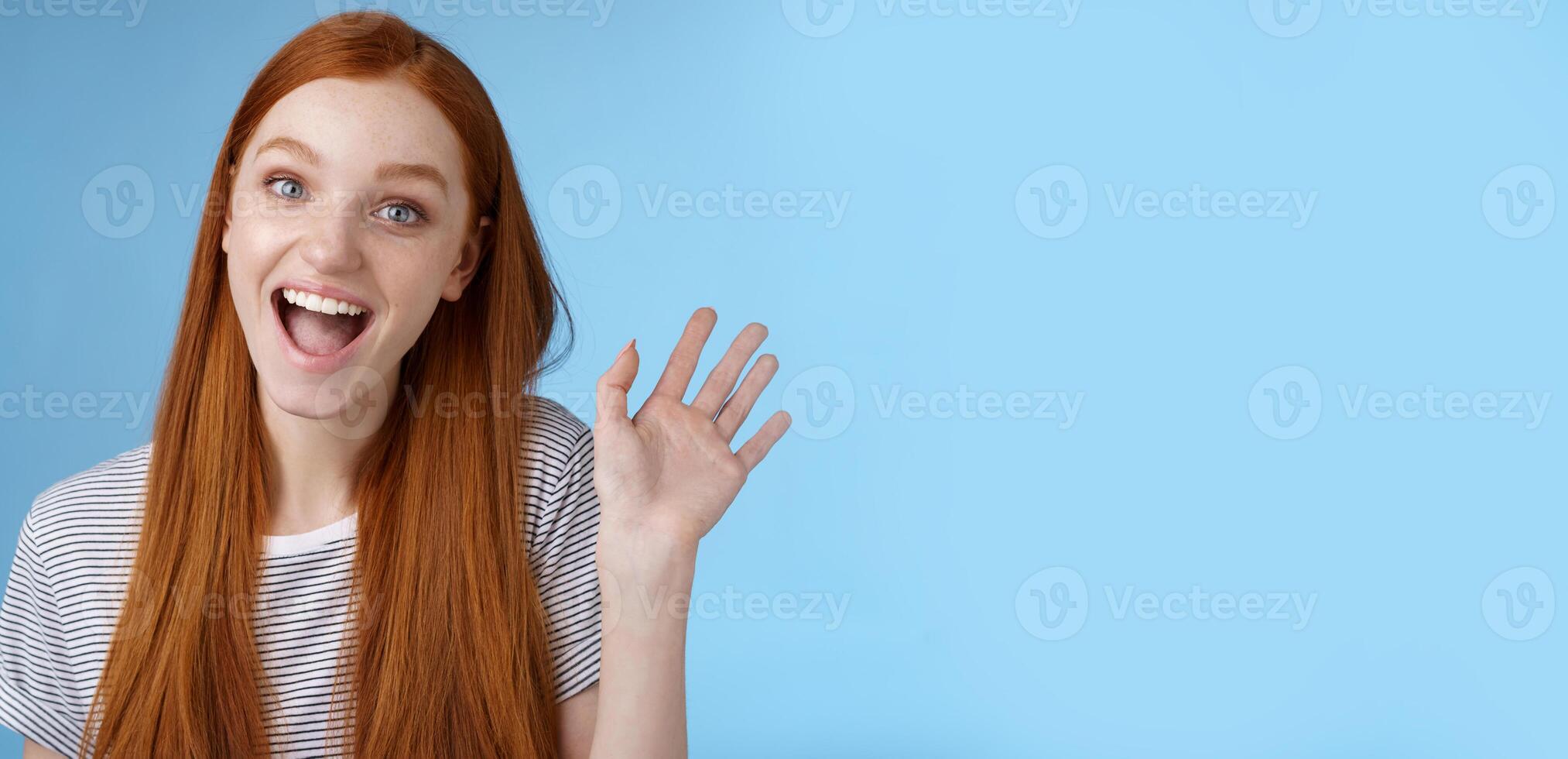 Hallo wil ik worden vrienden. enthousiast schattig roodharige vrouw Nieuweling krijgen weten collega's glimlachen gelukkig golvend verheven hand- Hoi groet gebaar gastvrij, zeggen doei staand blauw achtergrond foto