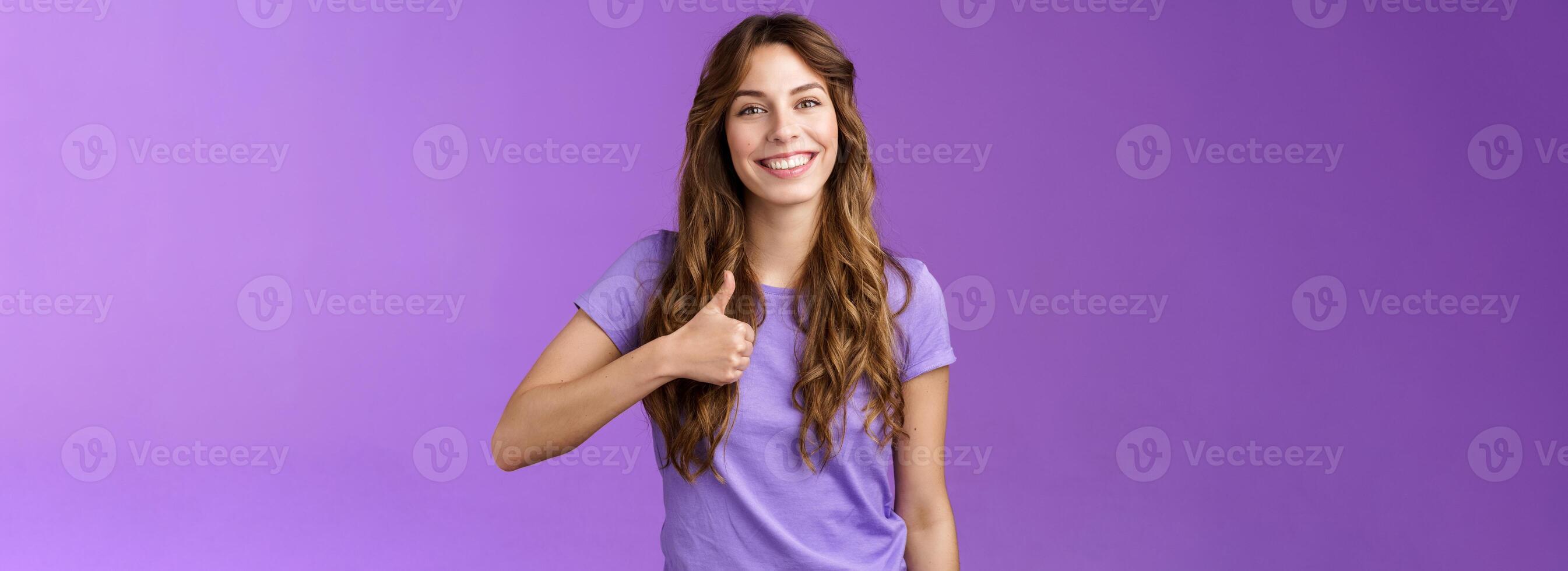 ondersteunend meisje geven vriend positief antwoord duim omhoog teken glimlachen breed tevreden mooi zo keuze grijnzend goedkeuren geweldig plan mee eens voorwaarden Leuk vinden uw kleding positief mening Purper achtergrond foto