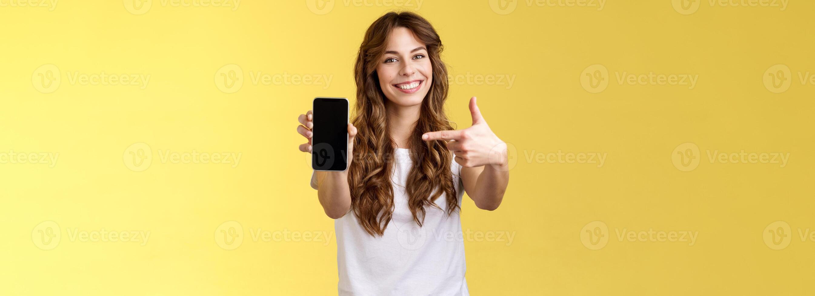 vrolijk zelfverzekerd mooi vrouw tonen foto smartphone Scherm houden mobiel telefoon uitgebreid arm camera richten inhoudsopgave vinger mobiele telefoon scherm glimlachen verheugd promoten app internet toepassing