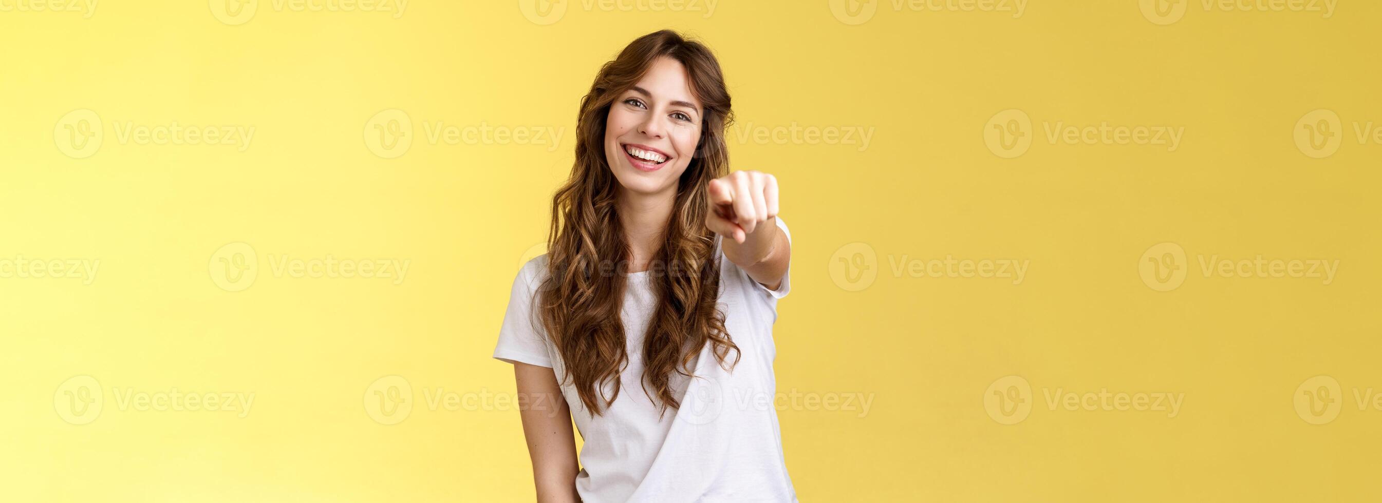 wij nodig hebben jij. vrolijk uitgaand schattig Kaukasisch enthousiast vriendin richten camera vragen toetreden haar team kantelen hoofd glimlachen breed feliciteren vriend Super goed inspanning staan geel achtergrond foto