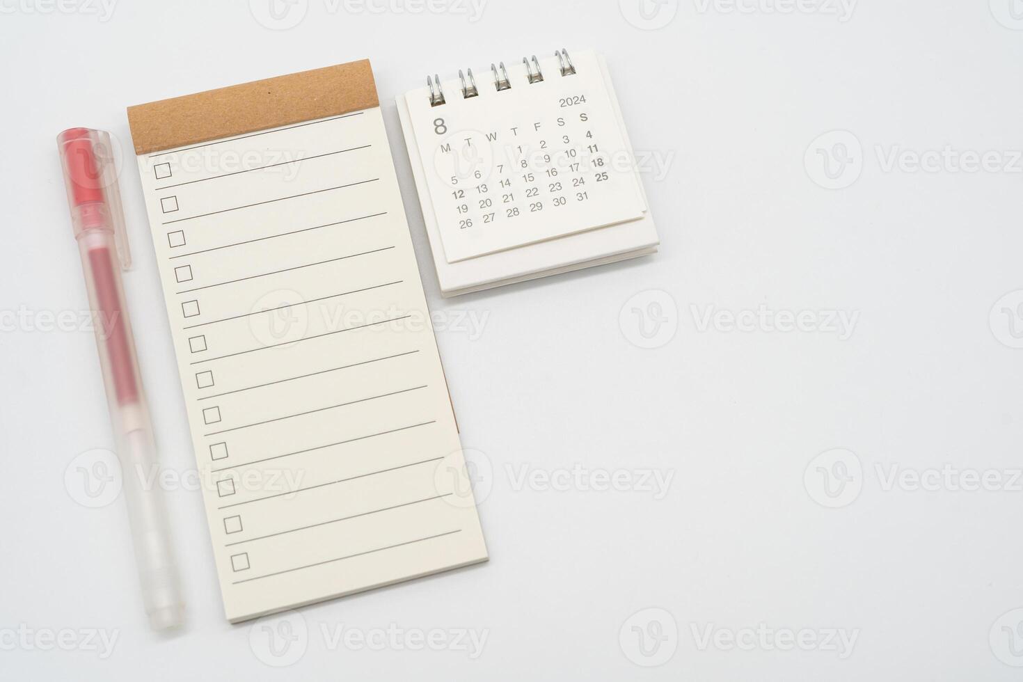 blanco controleren lijst of leeg klein kladblok met checkbox en gemakkelijk bureau kalender voor augustus 2024. blanco checklist voor tekst. kopiëren ruimte. foto