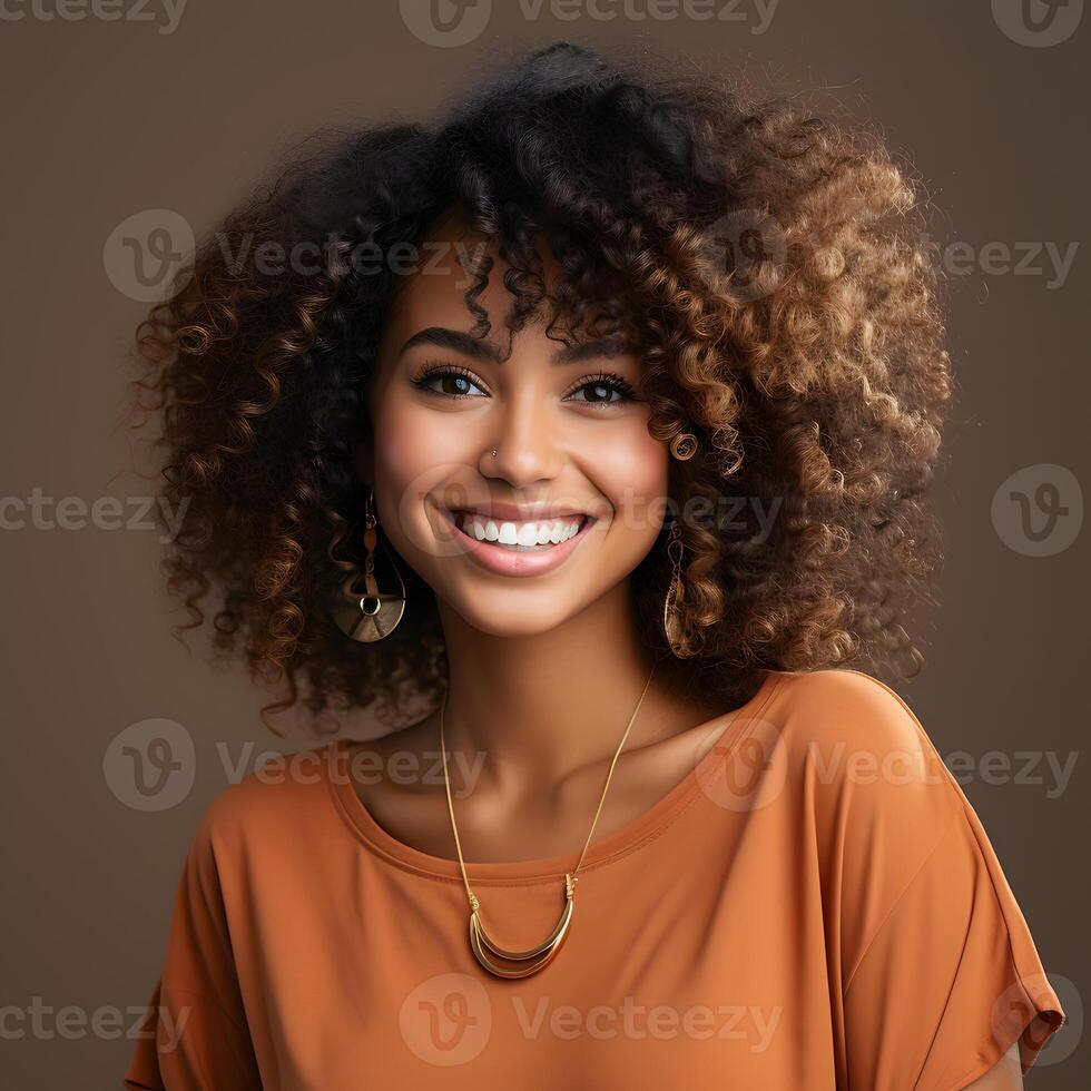 ai gegenereerd mooi exotisch donker huid vrouw met gekruld haar. portret van Afrikaanse Dames Aan studio achtergrond. generatief ai foto