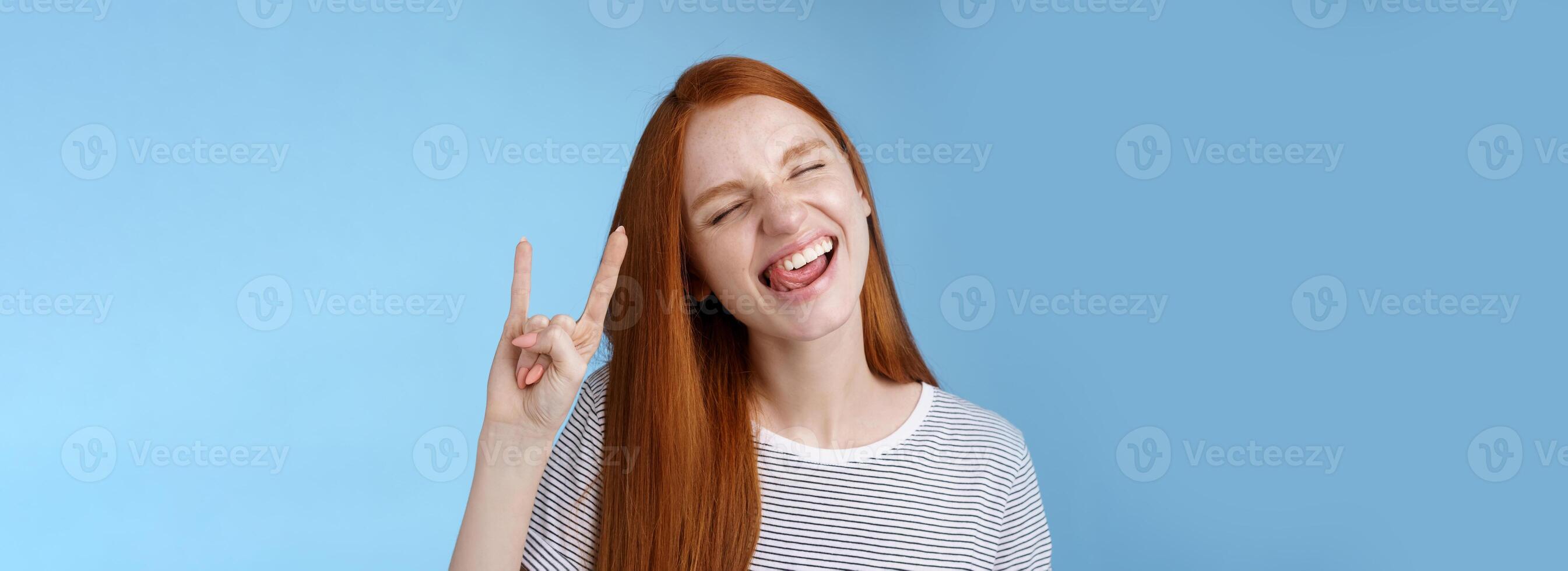 gelukkig vrolijk zorgeloos chillen roodharige tiener- meisje hebben pret stok tong dichtbij ogen dansen blij tonen rock'n'roll zwaar metaal teken genieten partij grappig festival muziek- prestatie foto