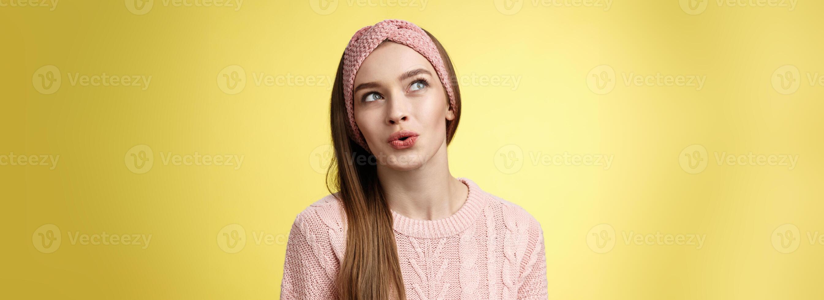 schattig mooi dwaas meisje sharing dromen en fantasieën, dagdromen, denken over verlangens, sprekend over wat ze wil, dagdromen op zoek Bij bovenste links hoek attent, vouwen lippen geamuseerd foto