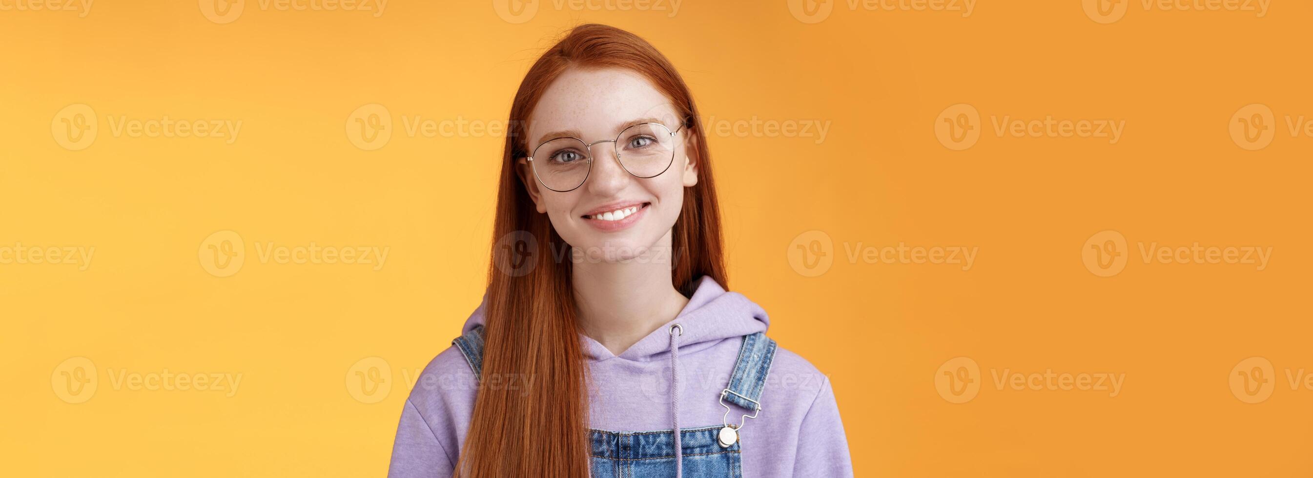 charmant slim schattig vrouw freelancer bestellen koffie werken cafe staand overall bril capuchon glimlachen verheugd pratend terloops barista oranje achtergrond hebben gelukkig ontspannende dag voelen blij foto