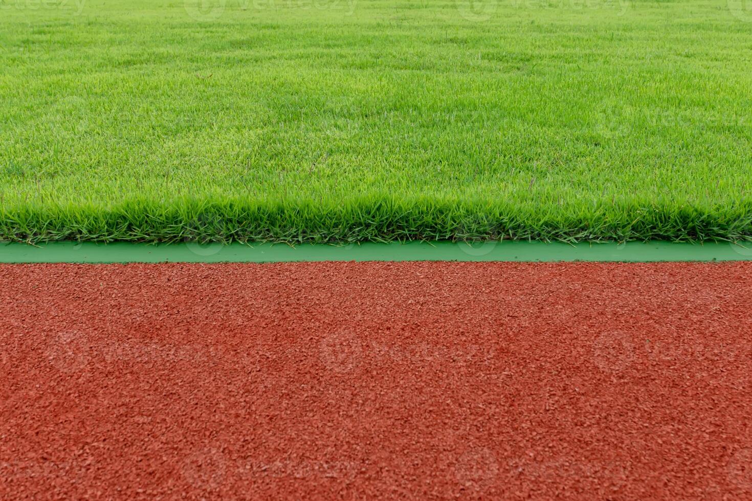 de gras en loopband in de stadion. foto