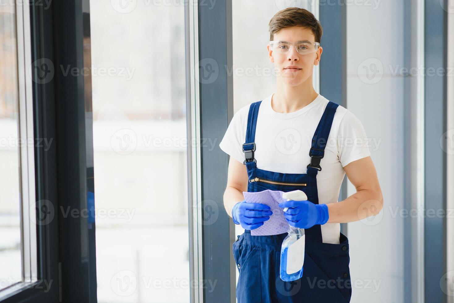 schoonmaak onderhoud kwam naar schoon nieuw huis. hardwerkend Mens voorzichtig schoon venster. kant visie foto