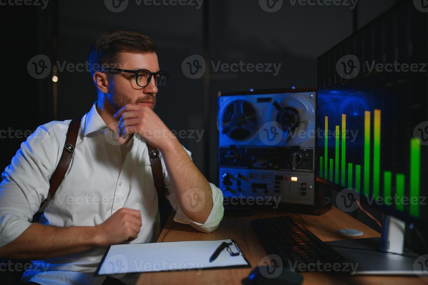 geheim middel luistert Aan de haspel plakband recorder. officier afluisteren in koptelefoon. spionage van gesprekken. intelligentie- bijeenkomst. spionage concept foto