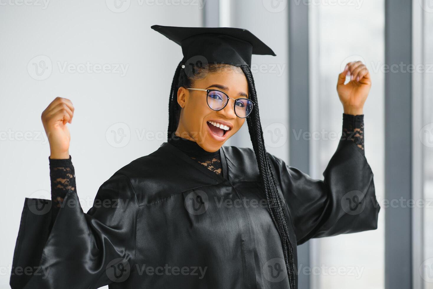 gelukkig Afrikaanse Amerikaans vrouw leerling met diploma Bij diploma uitreiking foto