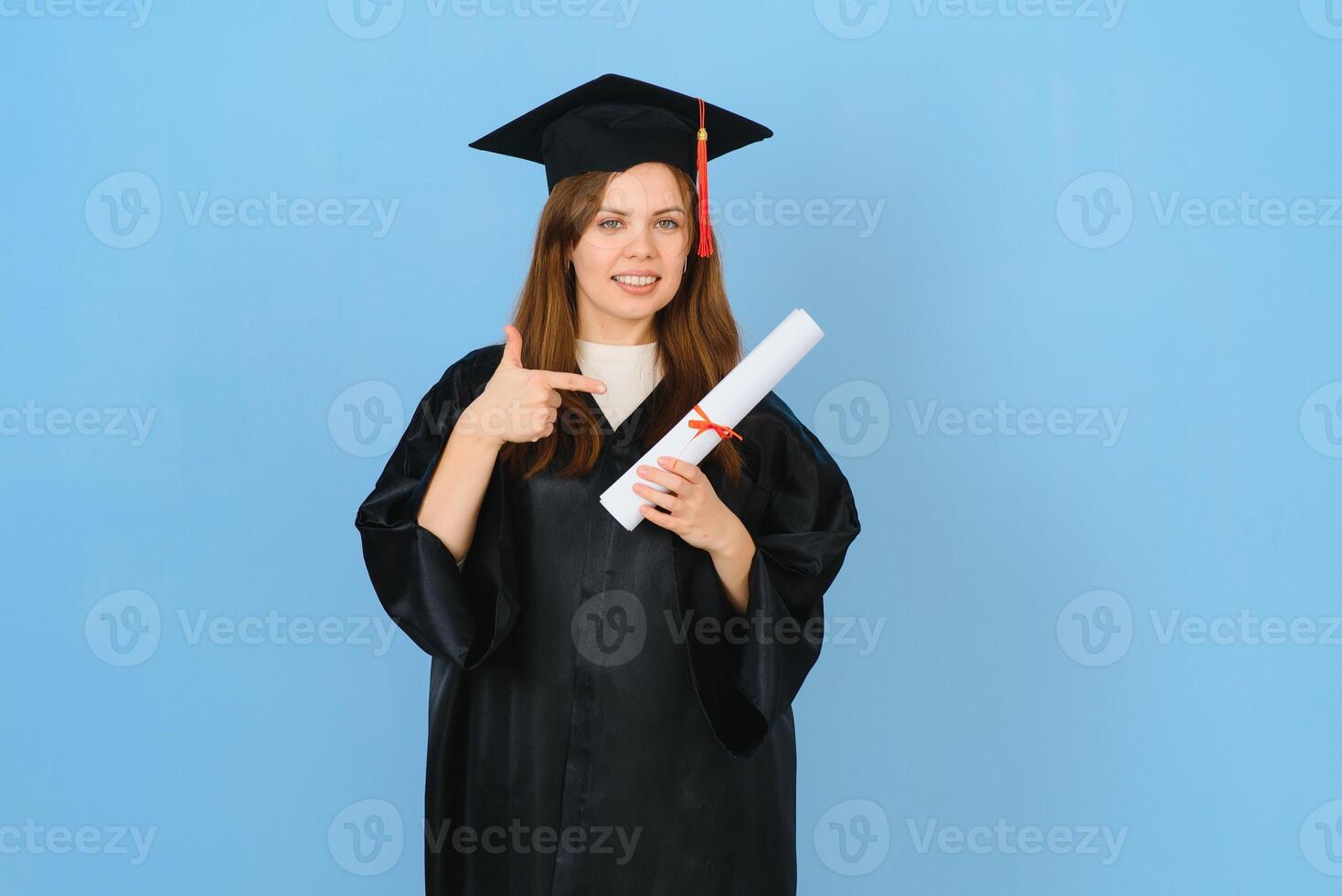 vrouw afstuderen leerling vervelend diploma uitreiking hoed en gewaad, Aan blauw achtergrond foto