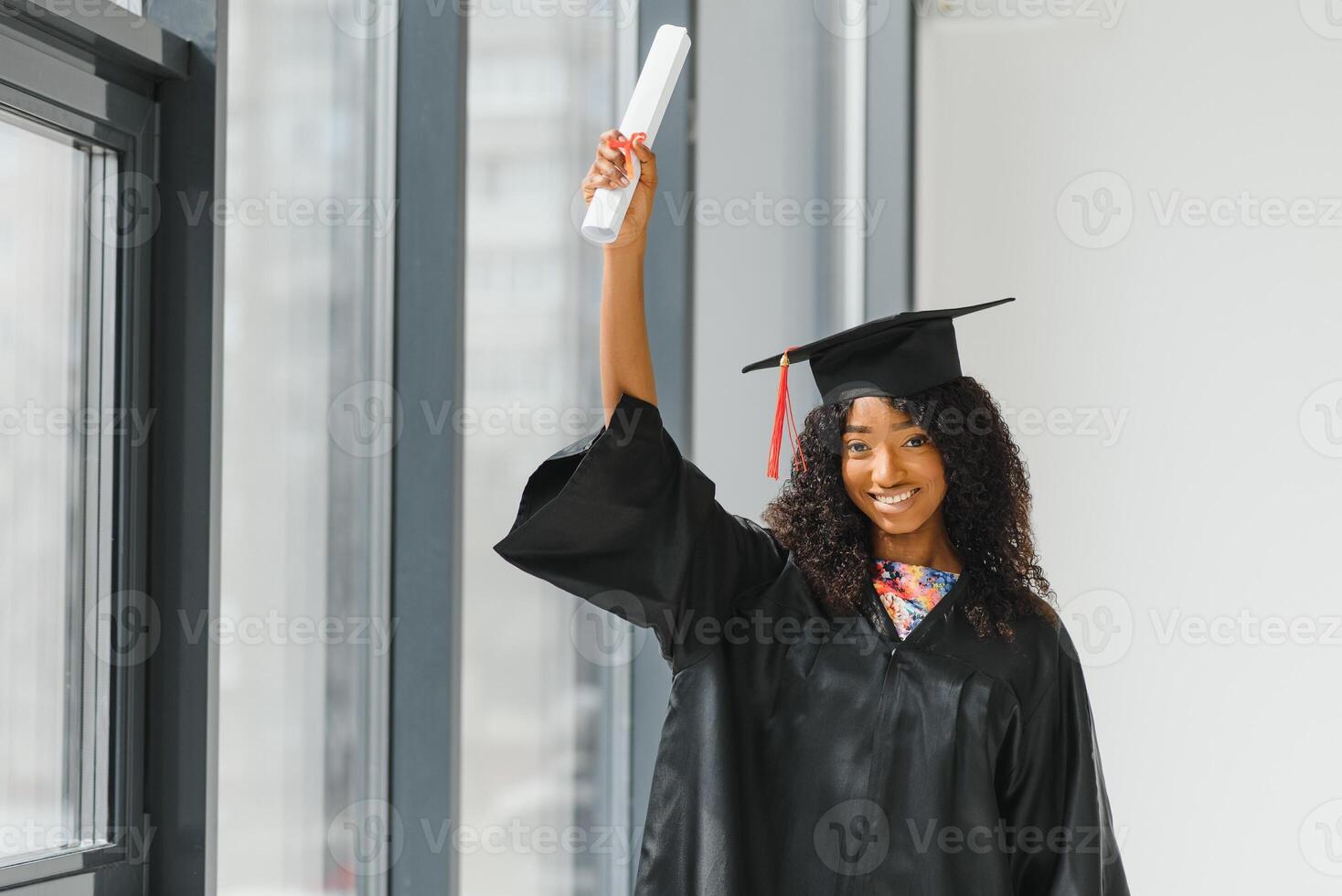 vrolijke Afro-Amerikaanse afgestudeerde student met diploma in haar hand foto