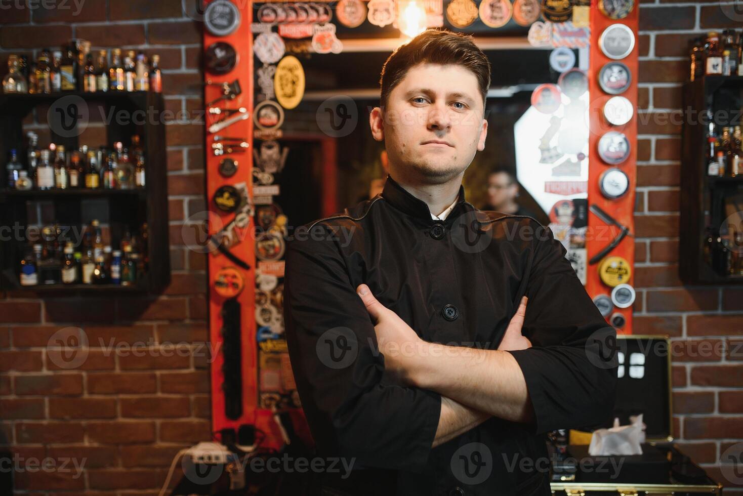 portret met kopiëren ruimte, leeg plaats van viriel hard kapper hebben zijn armen gekruist, Holding uitrustingen in hand, op zoek Bij camera, geïsoleerd Aan grijs achtergrond foto