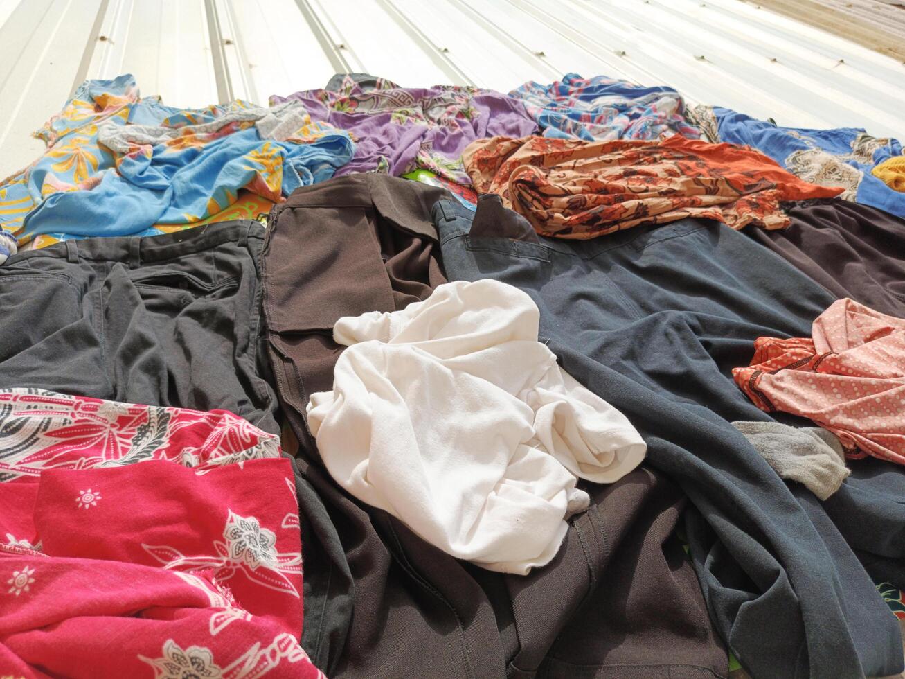 foto van een verzameling van kleren verspreiding uit of gestapeld