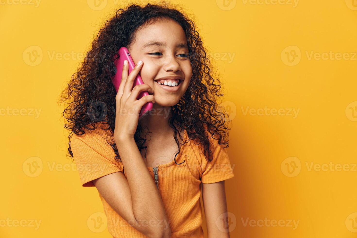 zwart vrouw modieus studio achtergrond persoon model- schattig telefoon kinderjaren meisje schoonheid cel geel jong foto