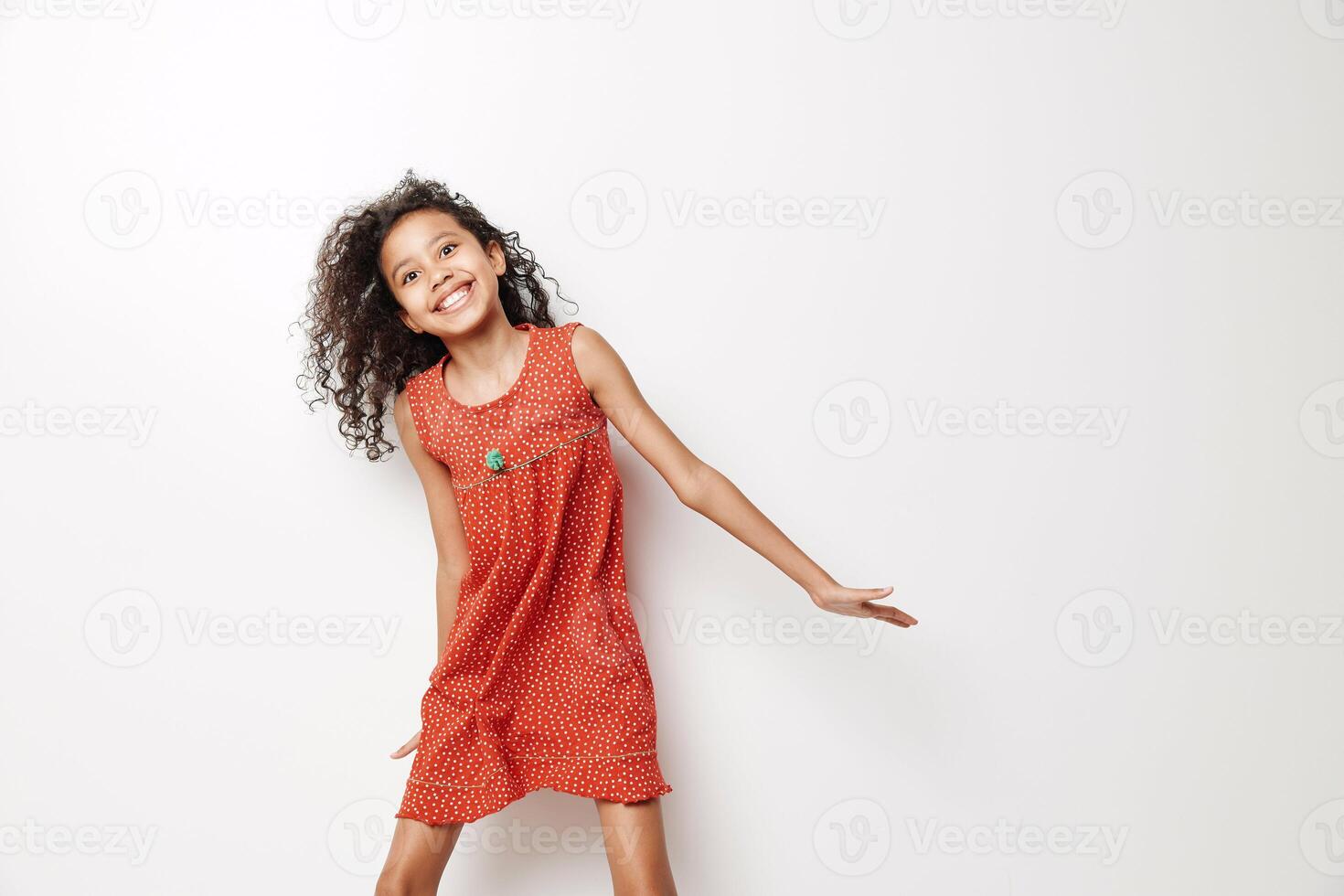 een vrouw weinig achtergrond portret vrouw jurk klein aanbiddelijk meisje kinderjaren jong kinderen schattig foto