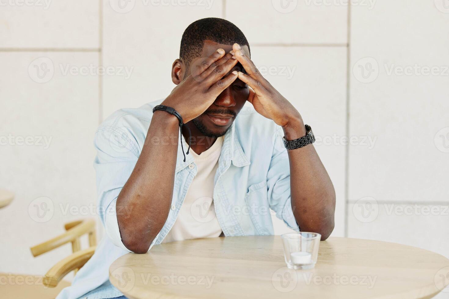 bezorgd Mens ongerustheid probleem zittend verdrietig volwassen Gezondheid pijn mannetje hoofd spanning van streek depressief portret foto