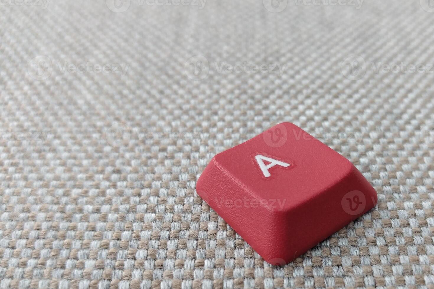 toetsenbord met rood brief een Aan een grijs achtergrond foto