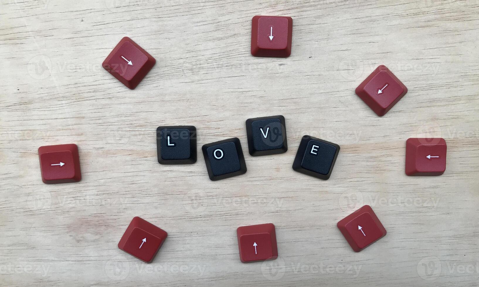 liefde spelt uit in rood en zwart kubussen Aan een houten achtergrond. foto