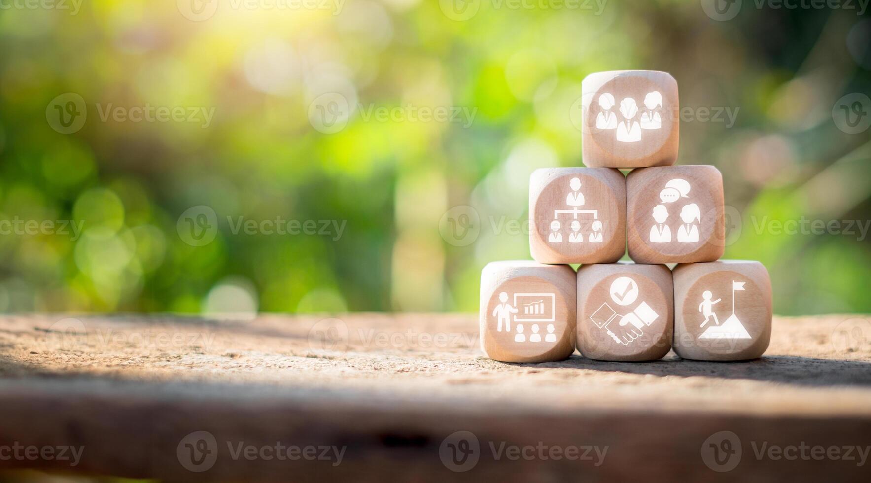 bedrijf mensen concept, houten blok Aan bureau met bedrijf mensen icoon Aan virtueel scherm. foto