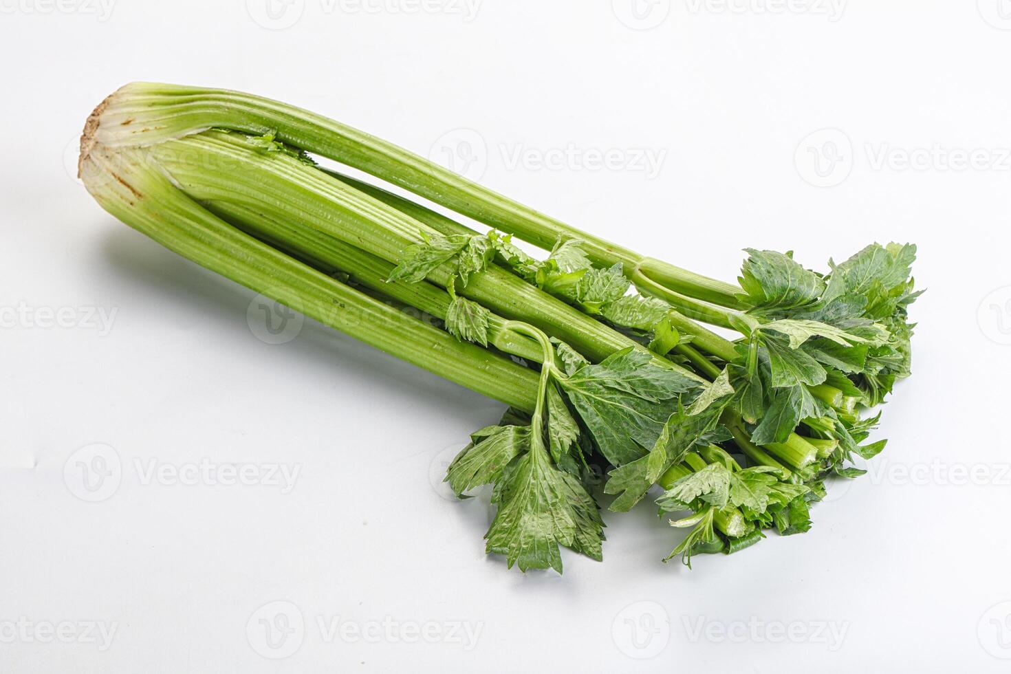 veganistisch keuken - selderij stengels met blad foto