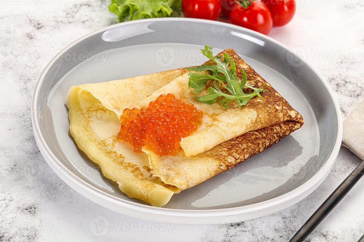 Russische pannenkoek met rode kaviaar foto