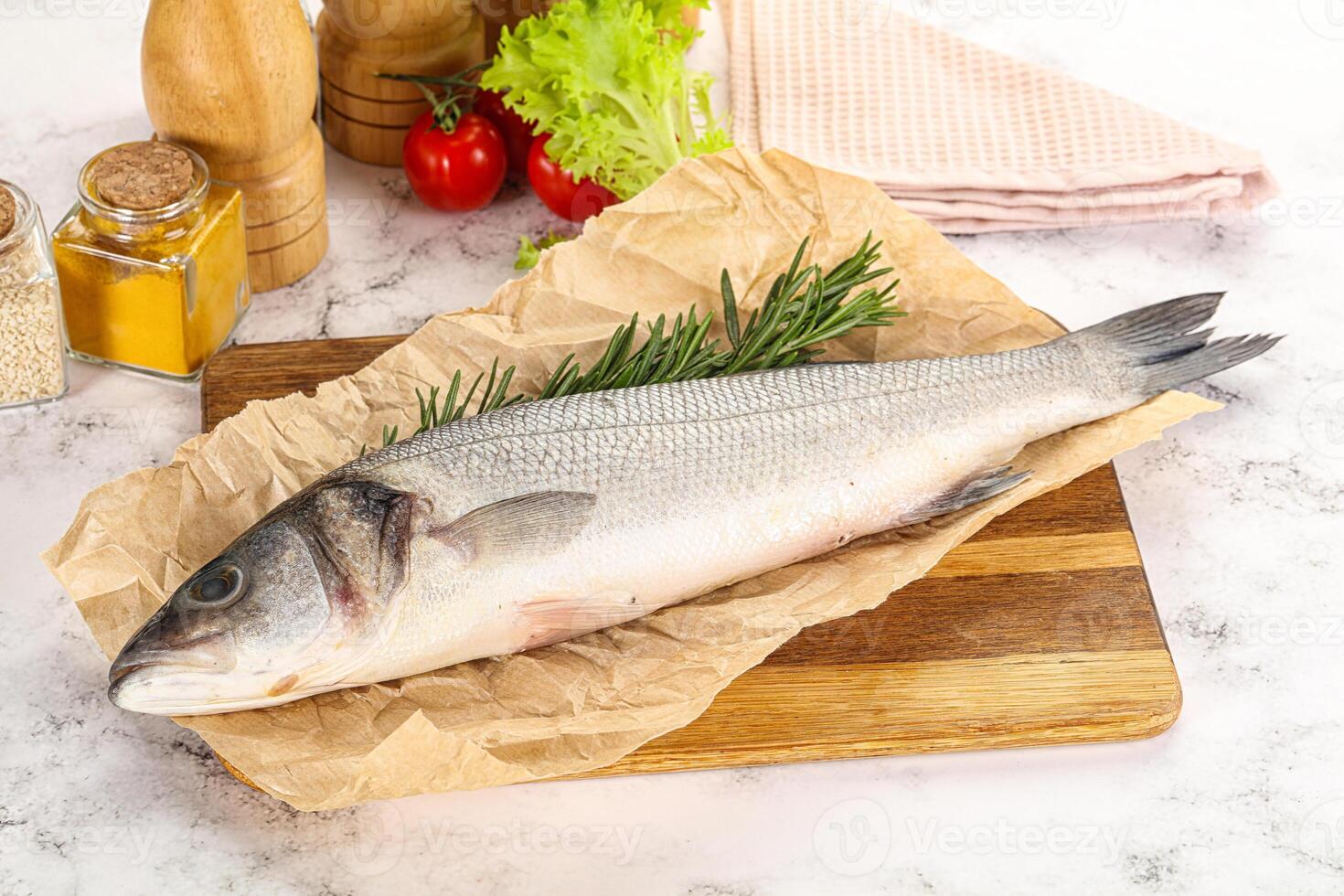 rauw zeebaars vis voor Koken foto