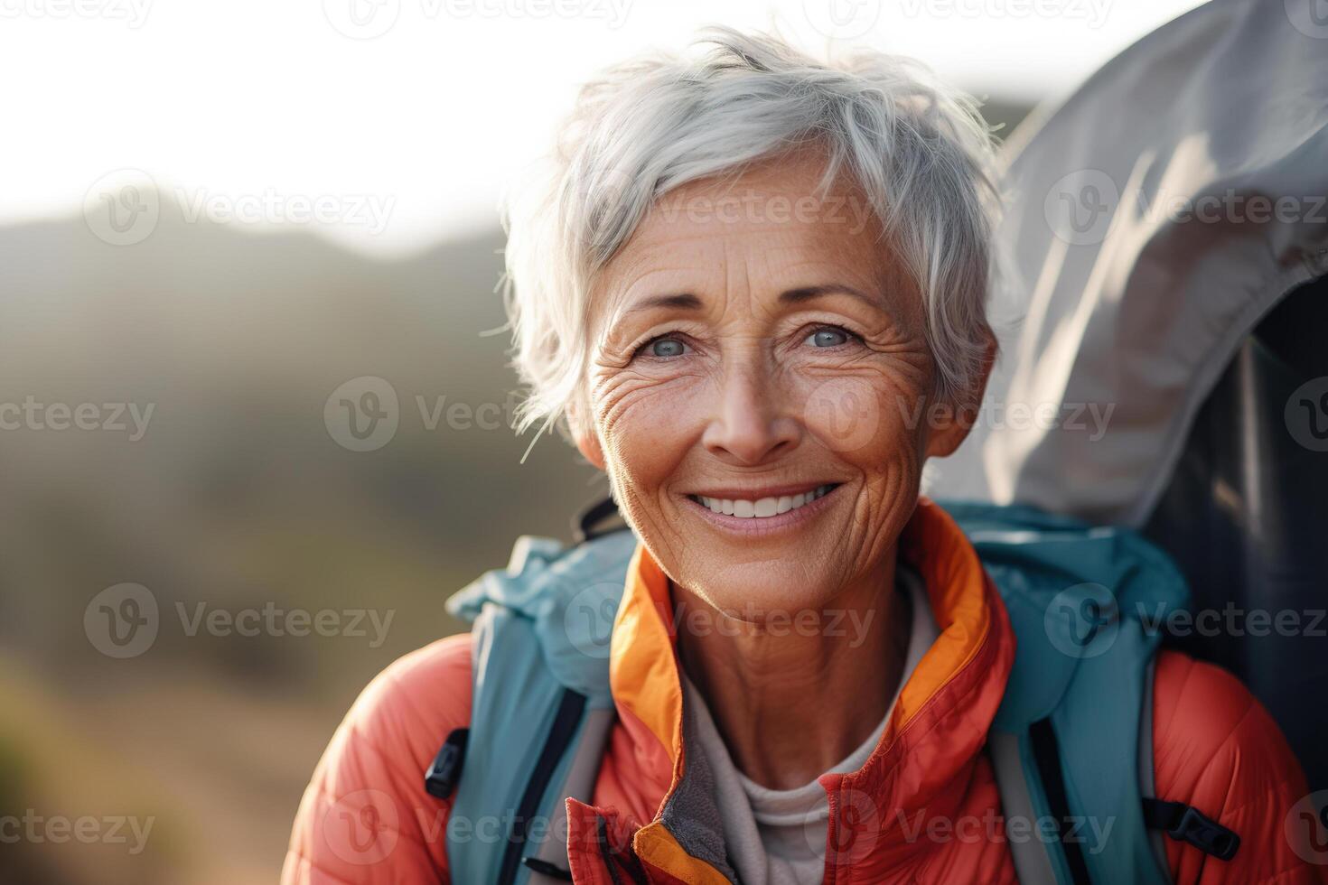 ai gegenereerd senior mensen en actief levensstijl, welzijn concept. gelukkig ouderen Kaukasisch vrouw reiziger, glimlachen oud vrolijk vrouw met rugzak Aan wandeltocht buitenshuis foto
