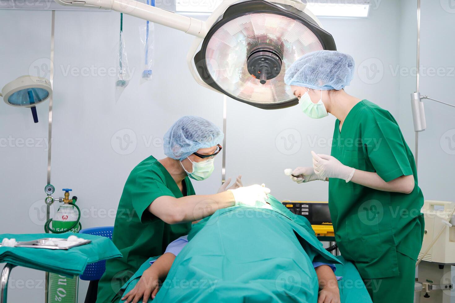 Aziatisch professioneel chirurg team bedienen Aan een geduldig aan het liegen Aan een bed in een in werking kamer in een ziekenhuis. medisch concept neus- chirurgie. kunstmatig chirurgie foto