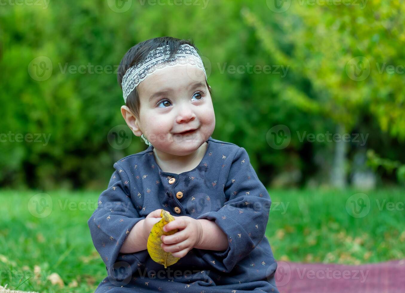 de weinig kind spelen in de park met fruit, weinig meisje in de herfst park foto