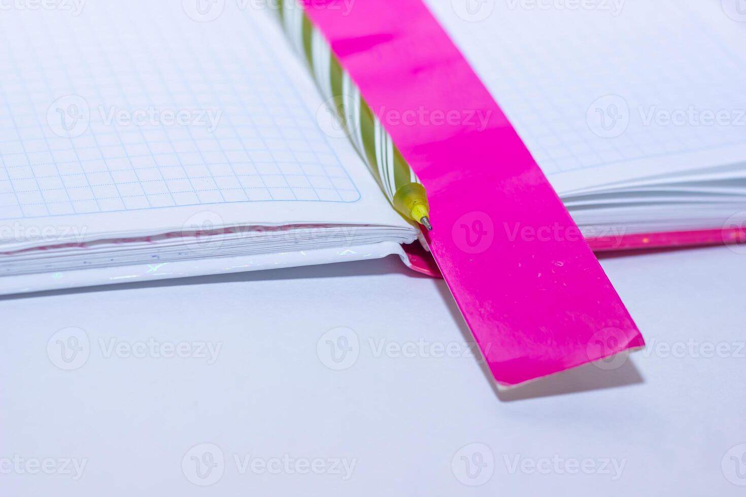 stack van boeken Aan de tafel, stapel van boeken, boeken achtergrond foto