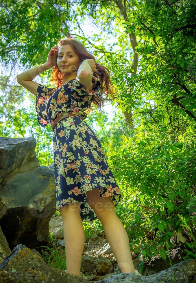 rood haren vrouw in de park, mooi vrouw in de natuur foto