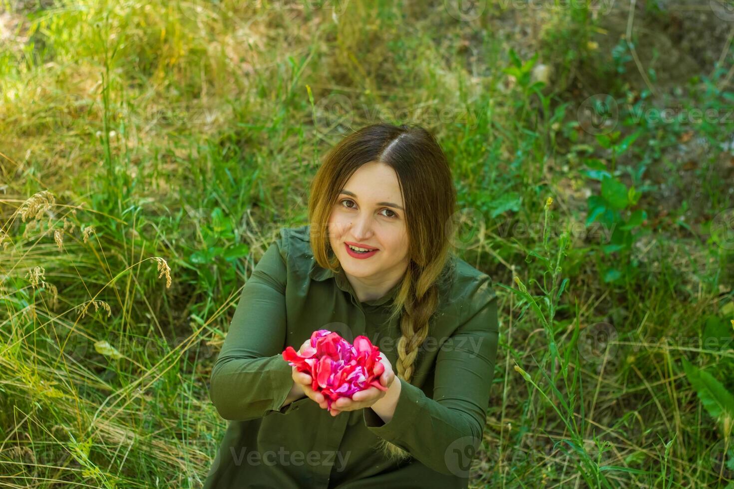 mooi jong vrouw in de natuur, zomer landschap foto